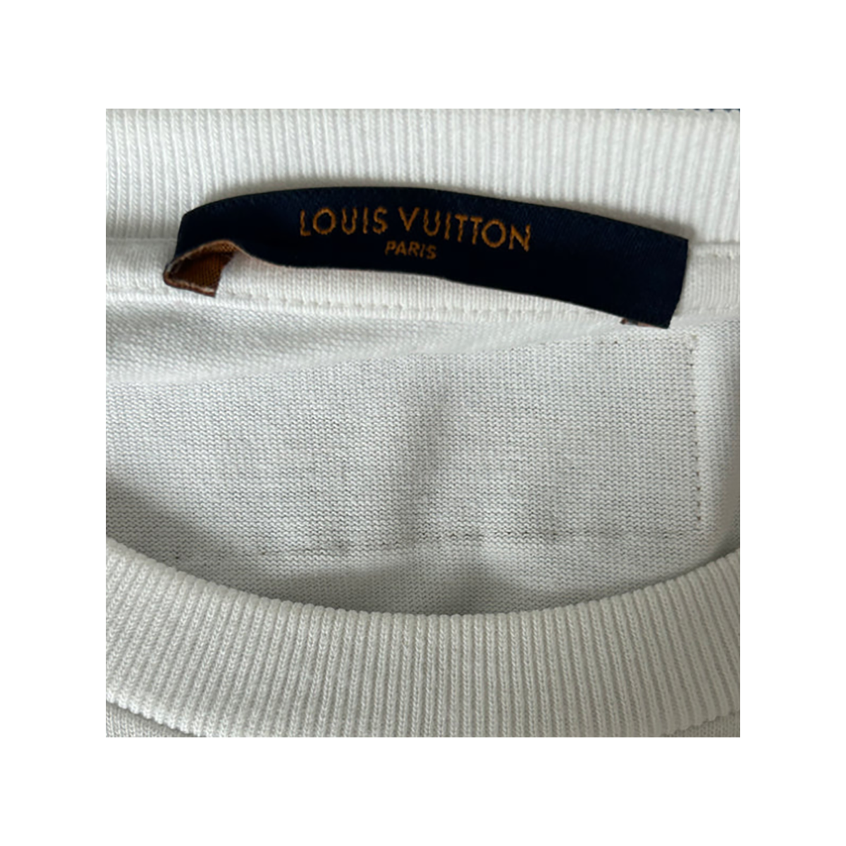 PRELOVED LOUIS VUITTON PENDANT LOGO T-SHIRT IN WHITE