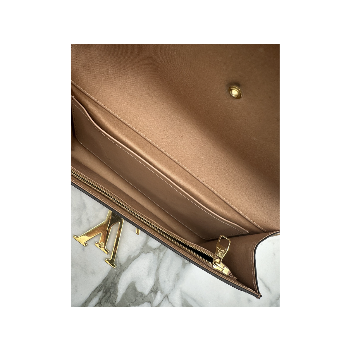 PRELOVED LOUIS VUITTON BEIGE LOGO CLUTCH
