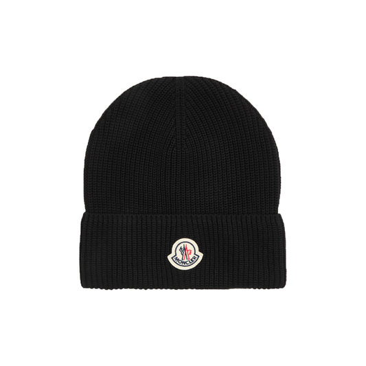 MONCLER LOGO RIBBED COTTON BEANIE IN BLACK